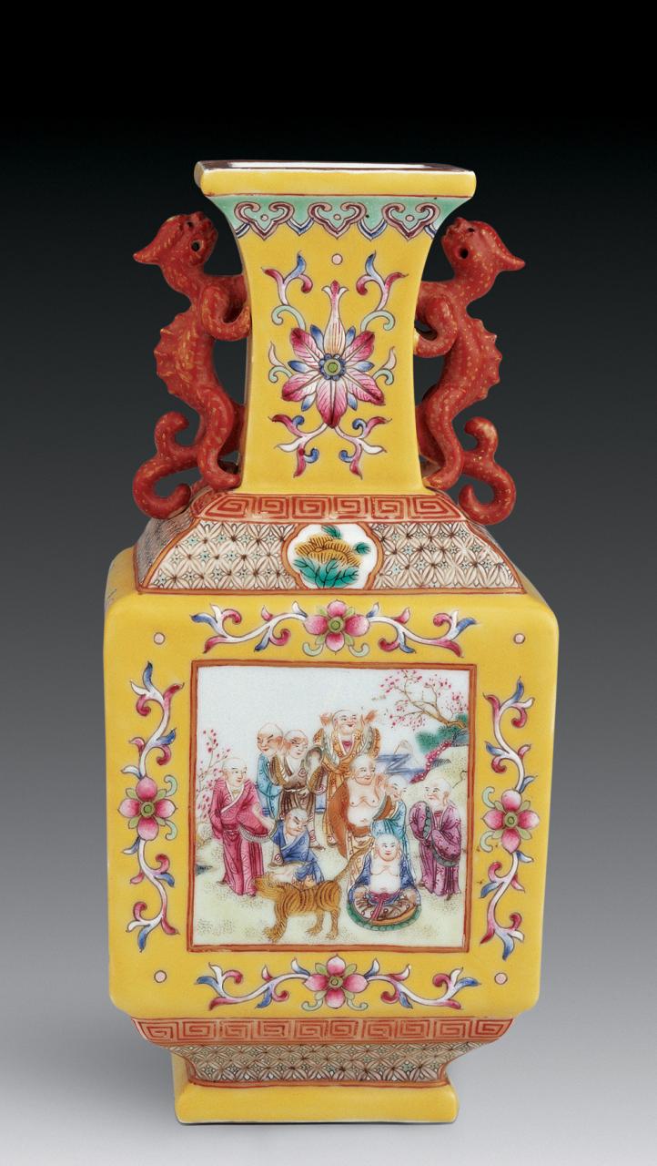 黄地粉彩开光双龙耳方瓶.jpg