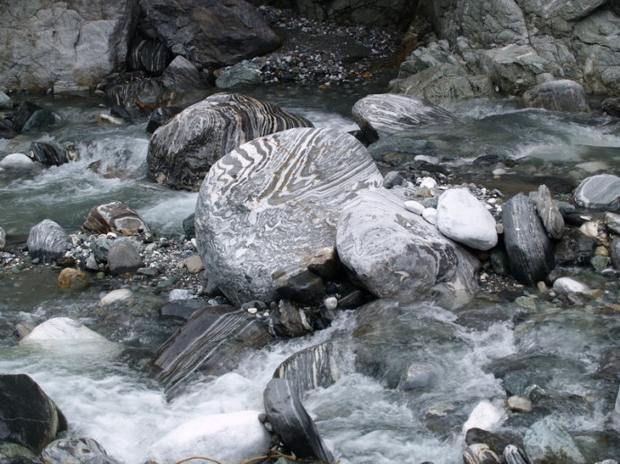 甘孜州的奇石沟 （1）q.jpg